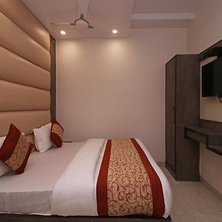Oyo 11593 Hotel Aman Guest House Nuova Delhi Esterno foto